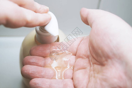 洗手前使用液体肥皂施肥机图片