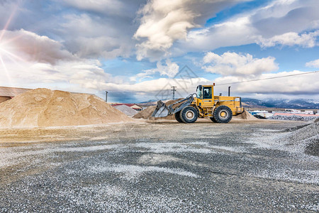 采掘沙石的采石场将其转化成砂砾和水泥背景图片