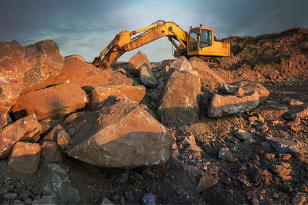 使用重型机械的工业岩图片