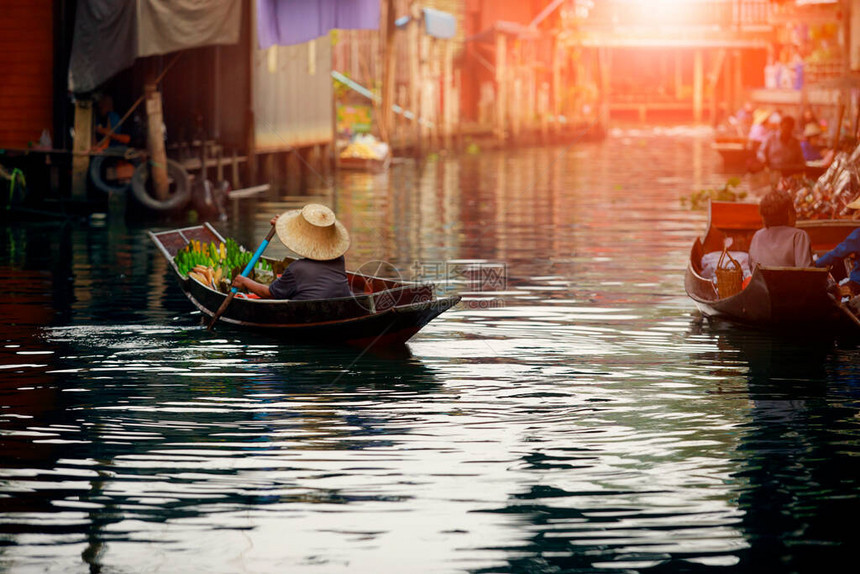 泰国水果卖家在泰国传统水上图片