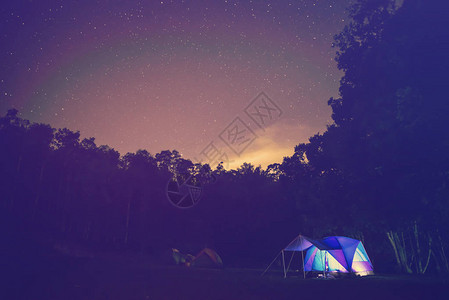 亚洲旅游在假期放松在山上露营晚上睡在帐篷里图片