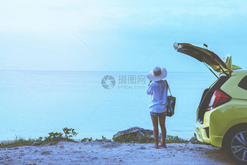 亚洲女人旅行自然放松旅行坐在沙图片