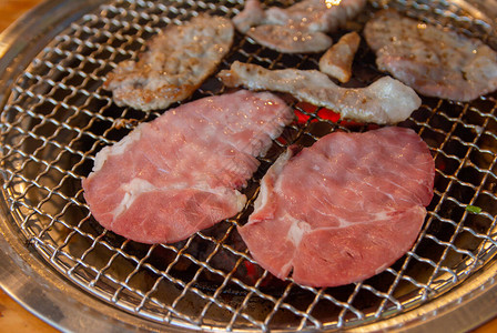 烧烤日式或烤肉的格栅上的生牛肉图片