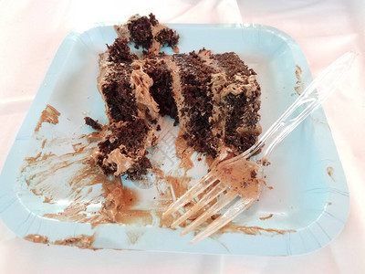 一块巧克力蛋糕和板上塑背景图片