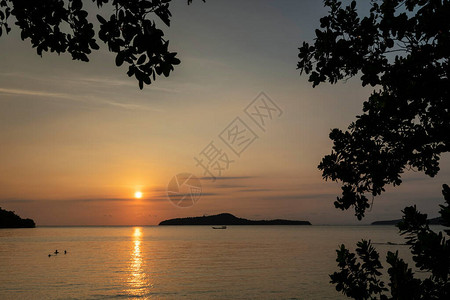 柬埔寨西哈努克维尔附近的高塔基辅岛日落时图片