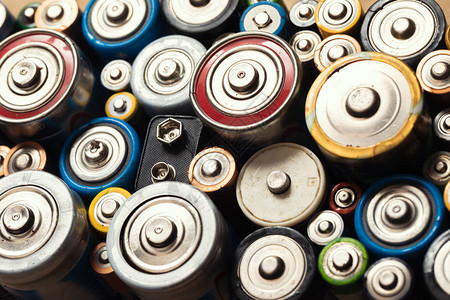 倾倒的各种类型的废碱电池图片