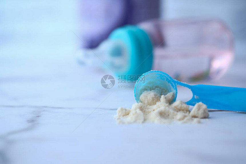 婴儿奶粉在量匙中干婴儿食品特写图片