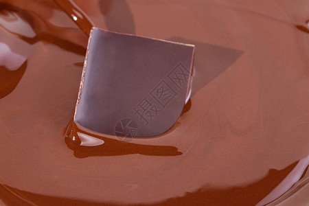 一块融化的巧克力中的巧克力图片
