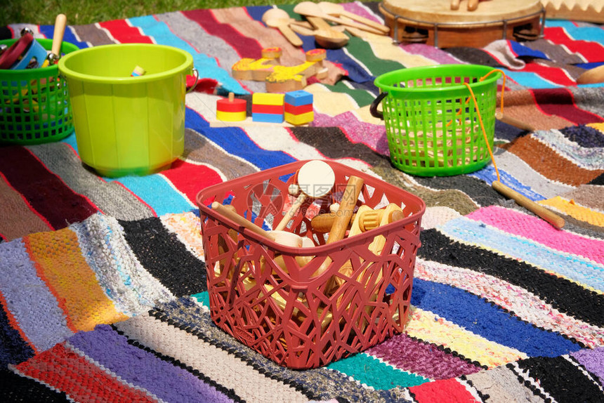 彩色地毯上篮子里的木制玩具老玩具图片