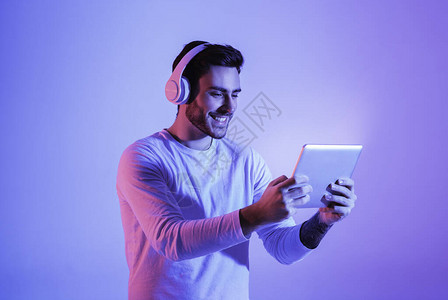使用无线装置的现代游戏在平板电脑上玩的人图片