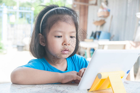 亚洲女孩在线学习课程或网上游戏图片