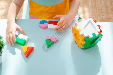插入几何形状和彩色塑料块的立方体图片