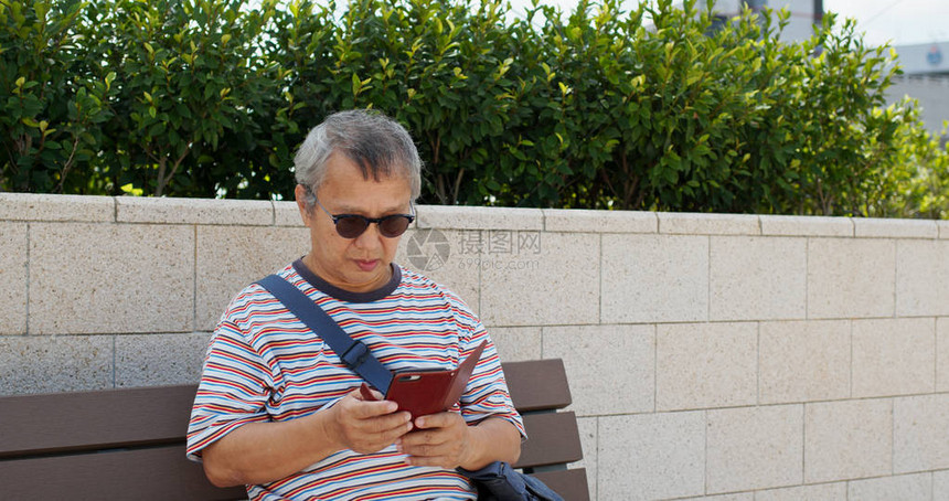 老人在城市使用手机图片