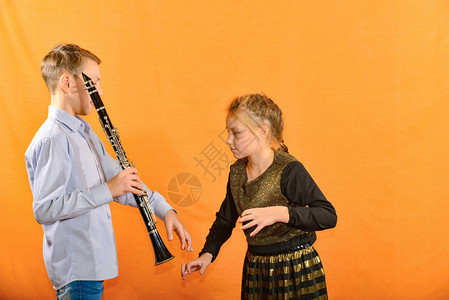 男孩在女孩耳边弹着单簧管那个愤怒的女孩图片