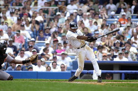 纽约洋基队在常规赛期间的比赛动作中的伯尼威廉姆斯外野手伯尼威廉姆斯前职业棒球员和音乐家他在纽约洋基队打了16背景图片
