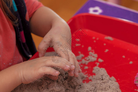 小手玩动能沙子和红色图片