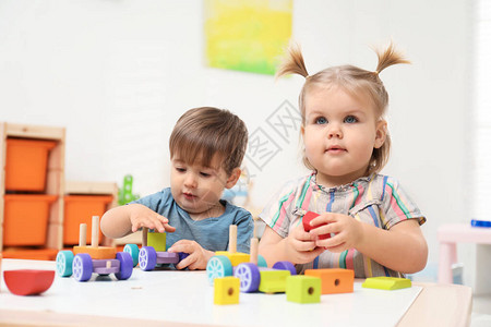 以建筑为手段玩耍的幼背景图片