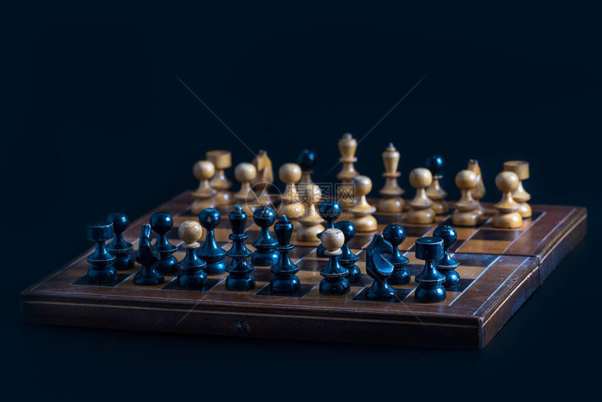 木板上的老象棋数字度假和娱乐的职业