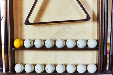 架子上的台球用美式台球的台球木制背景上的台球用彩色或白色图片