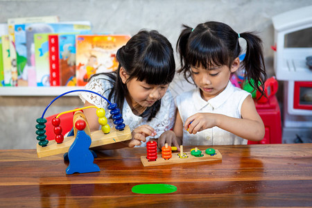 儿童小女孩玩木制玩具图片