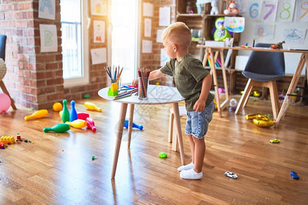 幼稚的天主教儿童在幼儿园用彩色铅笔绘画图片