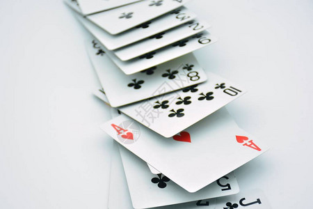 在几张扑克牌中脱颖而出的红桃A图片