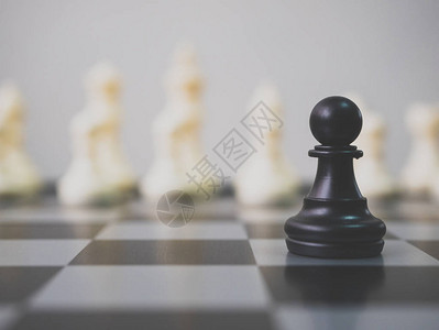 战略规划商业竞争战略概念黑当子被棋盘上的白象棋图片