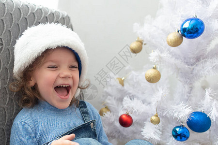 快乐的小女孩在圣诞节在图片