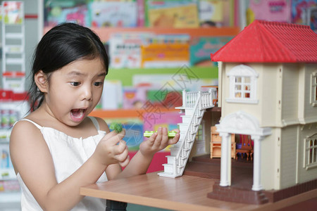 亚洲儿童可爱或小女孩想玩具来学习教育图片