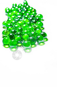 绿色玻璃球白色背景上的玻璃球从不同的角度和以心图片