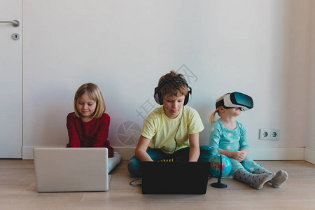 男孩和女孩在家远程儿童在线教育图片
