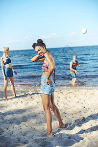 在沙滩上一起玩排球的种图片