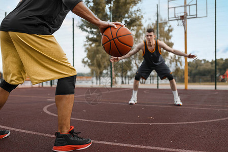 两名篮球运动员在室外球场上制定战术运动服的男运动员在街球图片