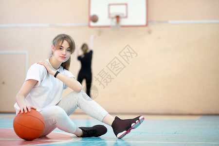 体育馆的年轻女学生在背景图片