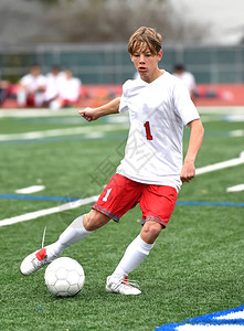 体育男孩在足球比赛中图片