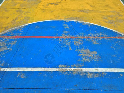 旧篮球场蓝色和黄色背景图片