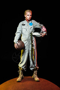 月球宇航员在红行星上站立时拿着篮球和头图片