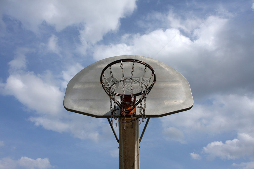 反对多云天空的室外篮球架图片