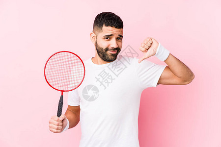 玩羽毛球孤立的阿拉伯青年男子感到骄傲和自信图片
