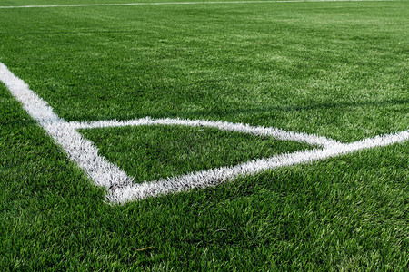 在人造草坪上进行足球比赛的球场角标图片