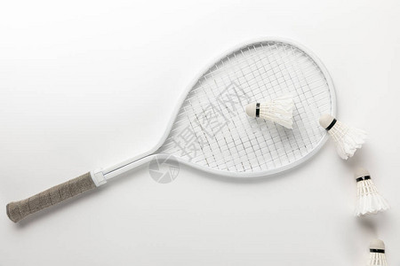 平躺白色羽毛球拍和羽毛球在白色背景上图片