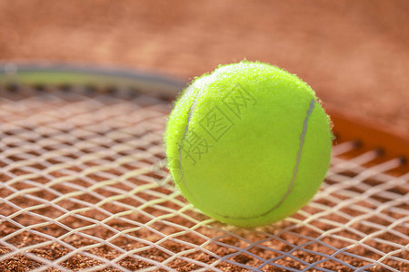 球拍上的网球特写图片