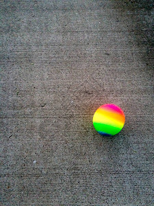 音乐会游乐场地板上的彩色橡皮球弹跳图片