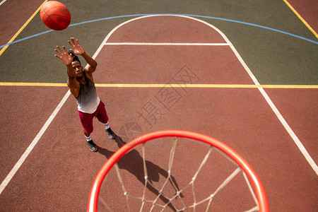 身着运动服的年轻职业篮球运动员站在球场上图片