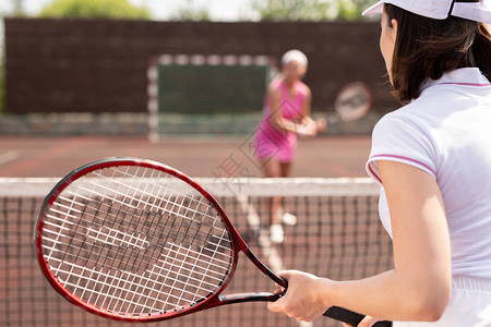 年轻的网球运动员准备在对面的玩伴面前图片
