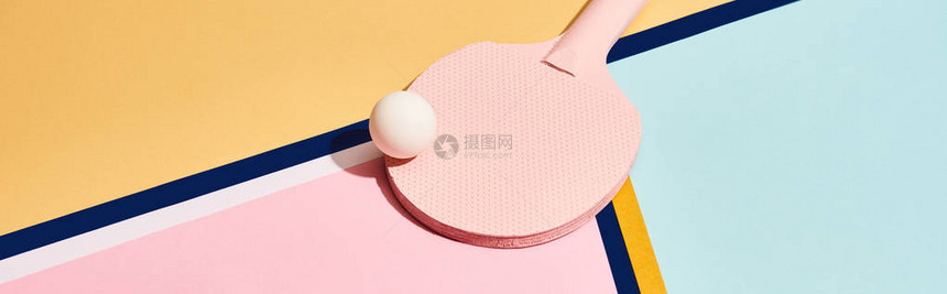 粉乒乓球拍和抽象背景的球蓝图片