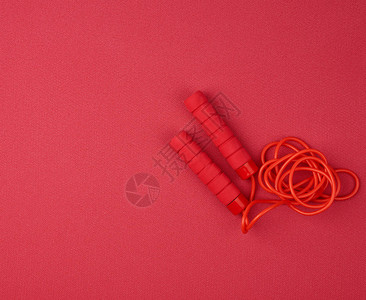 红色的跳绳就躺在新胸前红运动垫上关图片
