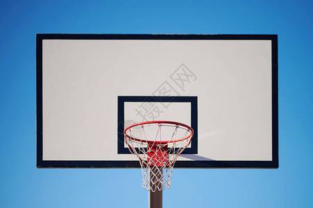 有圆环的白色篮球板在蓝天背景背景图片
