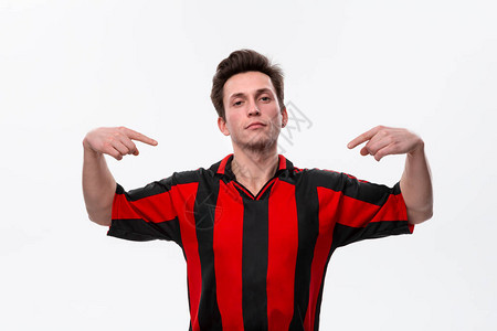 一件红色运动服的确信的足球运动员被隔绝在用手指向自己的白色背景图片