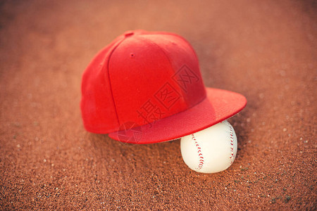 棒球帽和球场上的球图片
